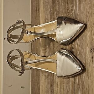 BCBG T STRAP SILVER POINTU TOE HEELS